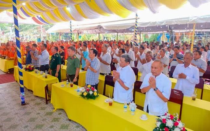 Đại diện chính quyền và Phật tử đồng bào Khmer tại buổi lễ