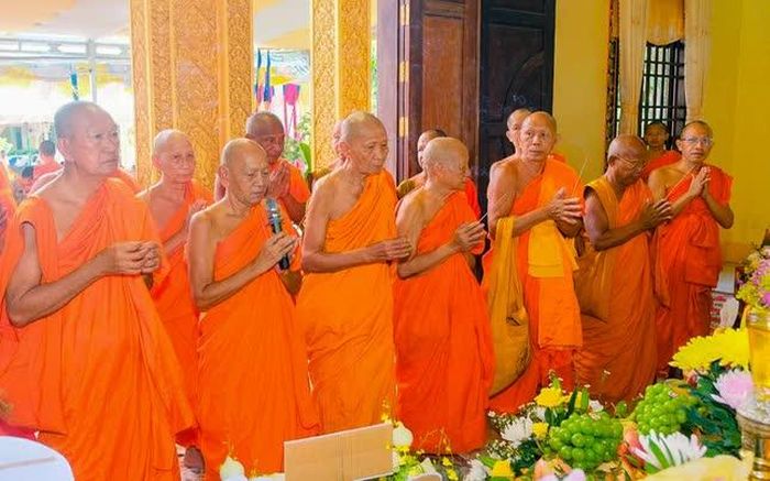 Chư tôn đức dâng hương tưởng niệm