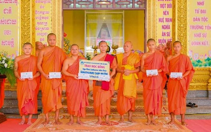 Hòa thượng Danh Đổng, Chủ tịch Hội Đoàn kết Sư sãi yêu nước tỉnh An Giang trao học bổng đến các Tăng sinh trường Trung cấp Phật học Khmer Kiên Giang