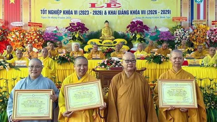Trao Bằng công đức đến chư tôn đức Trường Trung cấp Phật học Quảng Ngãi