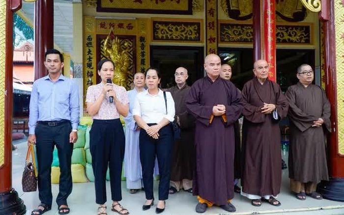 Bà Lê Thị Thanh Trúc, Trưởng phòng Văn hóa - Xã hội P.Cao Lãnh phát biểu tri ân