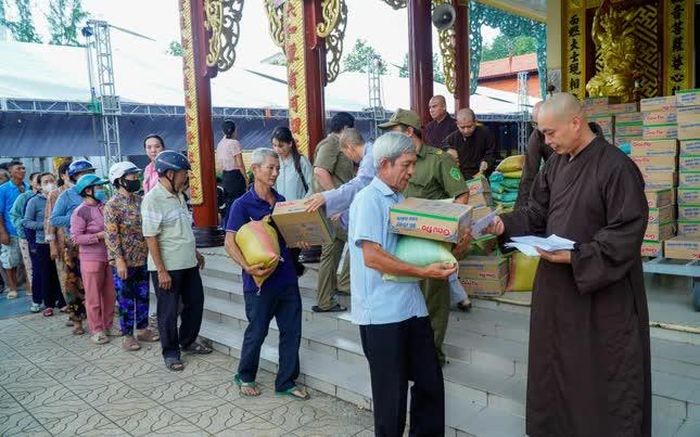 Chư tôn đức Ban Trị sự tỉnh trao quà đến bà con