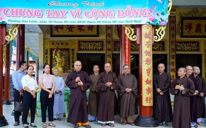 Thượng tọa Thích Tĩnh Triệt cùng chư tôn đức Văn phòng Ban Trị sự và đại diện lãnh đạo chính quyền địa phương tại buổi trao quà