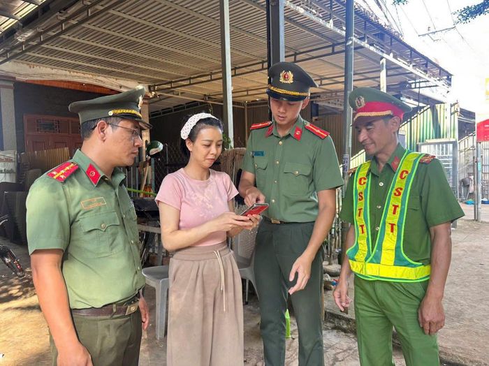 Thay vì tuyên truyền theo hình thức khô cứng, các cán bộ công an lựa chọn cách truyền đạt ngắn gọn, dễ hiểu, gắn với những tình huống thường gặp trong đời sống. Ảnh: Công an cung cấp.