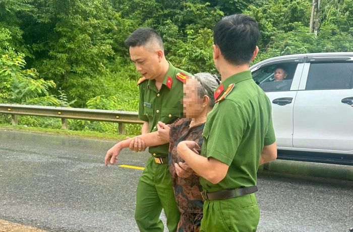Lực lượng công an xã cũng đã nhanh chóng có mặt để hỗ trợ đưa bà A lên bờ, kiểm tra sức khỏe (Ảnh Đ.H.Q)
