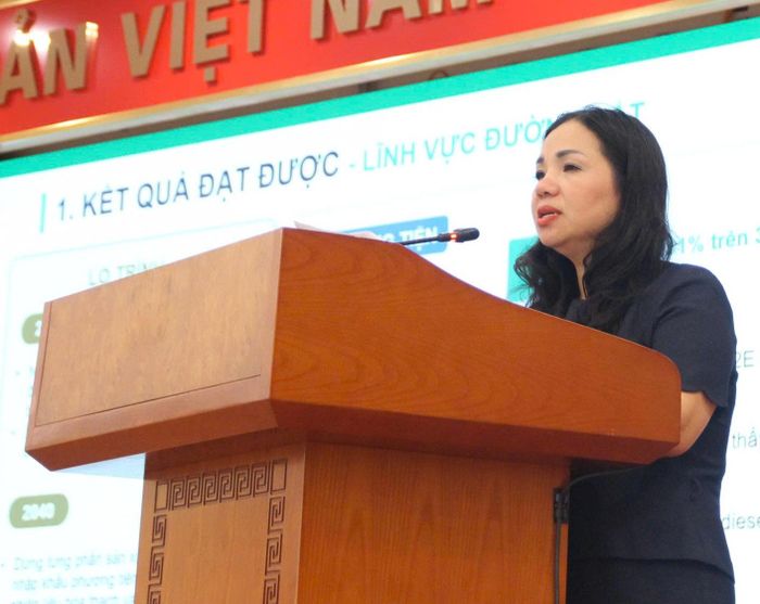 Bà Nguyễn Thị Phương Hiền, Phó giám đốc Học viện Chiến lược, bồi dưỡng cán bộ xây dựng báo cáo tại Hội nghị.