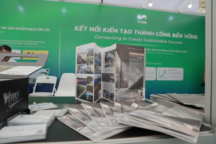 Tập đoàn Tập đoàn VTHM (Lô 1, Khu vực A, Khu công nghiệp Tam Dương II, xã Tam Dương, tỉnh Phú Thọ), hoạt động trong lĩnh vực sản xuất, kinh doanh gạch ốp lát. Doanh nghiệp sở hữu các thương hiệu Vitto, Perfetto và Vincera, cung cấp nhiều dòng gạch phục vụ công trình xây dựng và trang trí nội, ngoại thất.