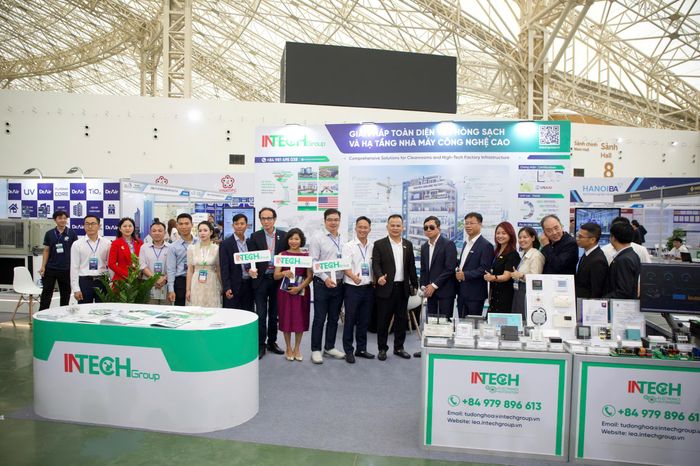 Đại biểu, khách mời tham quan gian trưng bày của Intech Group.
