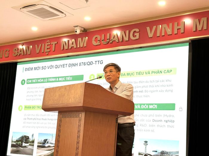 Phó Vụ trưởng Vụ Khoa học công nghệ, môi trường và Vật liệu xây dựng Nguyễn Hữu Tiến cho biết dự thảo thay thế Quyết định 876 chú trọng cụ thể hóa lộ trình chuyển đổi năng lượng xanh.