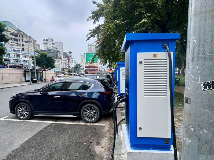 Chuyển đổi sang xe điện đòi hỏi TP.HCM chuẩn bị đồng bộ hạ tầng sạc và nguồn điện.