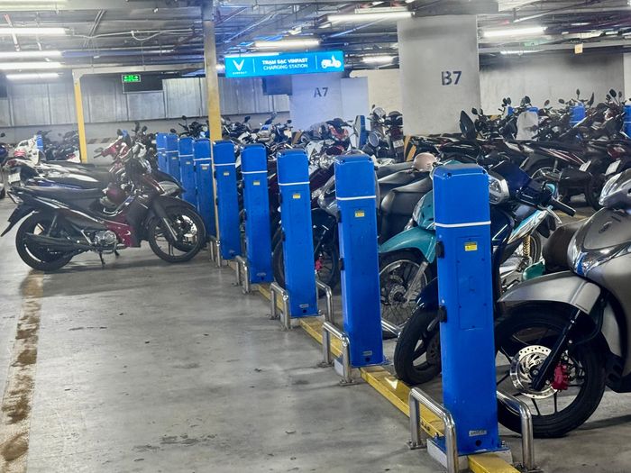 Hạ tầng sạc là một trong những nút thắt lớn khi TP.HCM thúc đẩy chuyển đổi phương tiện sang điện.