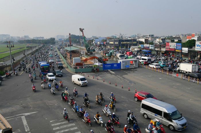 Trước đó, Sở Xây dựng TP.HCM đã thông báo điều chỉnh tổ chức giao thông trên các tuyến đường Trường Chinh, Tân Kỳ Tân Quý và Huỳnh Văn Gấm để phục vụ thi công ga ST9 (ga Bà Quẹo), thuộc tuyến metro số 2 (Bến Thành - Tham Lương).