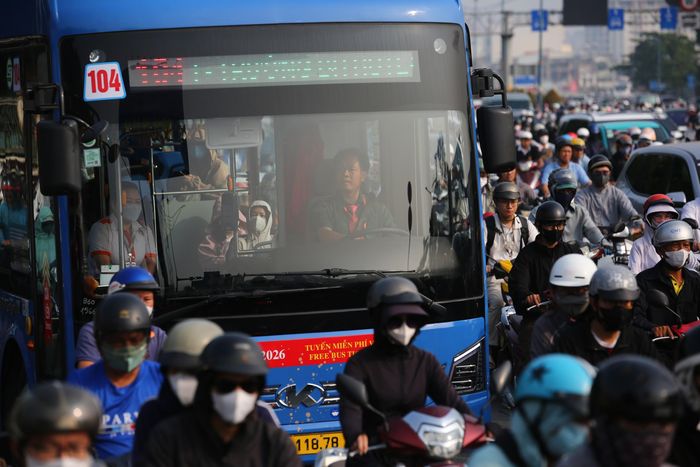 Nguyên nhân là một số đoạn đường dọc dự án metro số 2 như Trường Chinh, Tân Kỳ Tân Quý và Huỳnh Văn Gấm được rào chắn một phần lòng đường để thi công ga ST9 (ga Bà Quẹo).