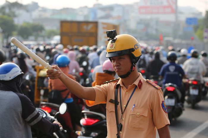 Lực lượng CSGT có mặt từ sáng sớm tại khu vực xây dựng ga Bà Quẹo, gần giao lộ Trường Chinh - Cộng Hòa để điều tiết giao thông.