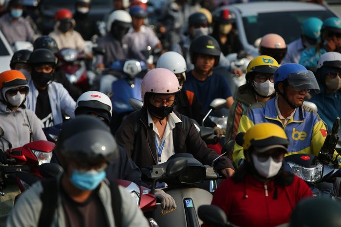 Lòng đường bị thu hẹp do lô cốt, rào chắn phục vụ thi công ga metro khiến ô tô, xe máy lưu thông chậm qua khu vực, người đi đường mệt mỏi.