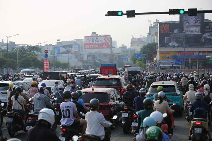 Trên đường Trường Chinh, tại khu vực ga Bà Quẹo, một phần lòng đường được rào chắn để thi công.
