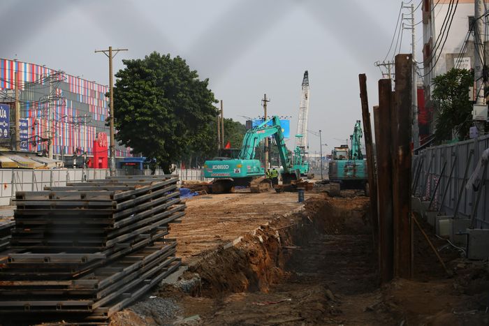 Do đó, phương tiện được khuyến khích di chuyển theo lộ trình Trường Chinh - Chế Lan Viên - Nguyễn Hữu Dật - Lê Trọng Tấn - Tân Kỳ Tân Quý - Trường Chinh. Lộ trình thay thế khác là Trường Chinh - Hồ Đắc Di - Huỳnh Văn Gấm - Tân Kỳ Tân Quý - Trường Chinh.