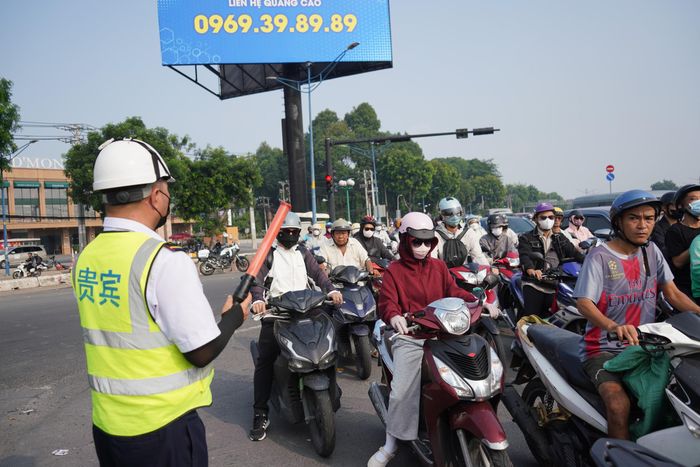 Nhân viên công trường hỗ trợ điều tiết giao thông tại khu vực xây dựng ga Bà Quẹo.