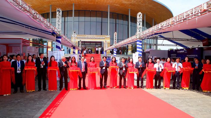 Khai mạc gian hàng tại Hội nghị Khoa học Ngoại khoa và Phẫu thuật Nội soi toàn quốc năm 2026 (VASEL 2026), với chủ đề "Đổi mới công nghệ - Tích hợp AI phát triển phẫu thuật nội soi".