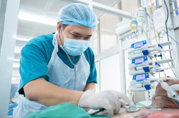 Các bệnh nhân bị bỏng hô hấp, bỏng da từ độ I đến III, một trường hợp phải đặt nội khí quản, thở máy.