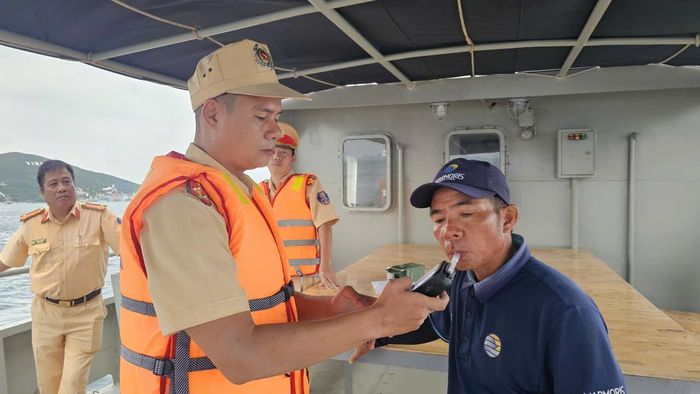 Và ông Phạm Nhất Linh, thuyền trưởng tàu du lịch KH-1373.