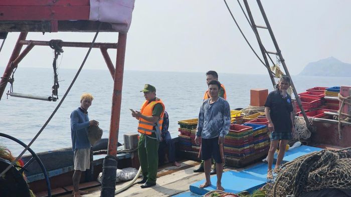 Các lực lượng chú trọng kiểm tra phương tiện kinh doanh xăng, dầu; phương tiện khai thác, vận chuyển cát, sỏi, đất, đá làm vật liệu xây dựng, vật liệu san lấp; công trình xây dựng lấn biển; các điểm có hoạt động xả thải ra môi trường.