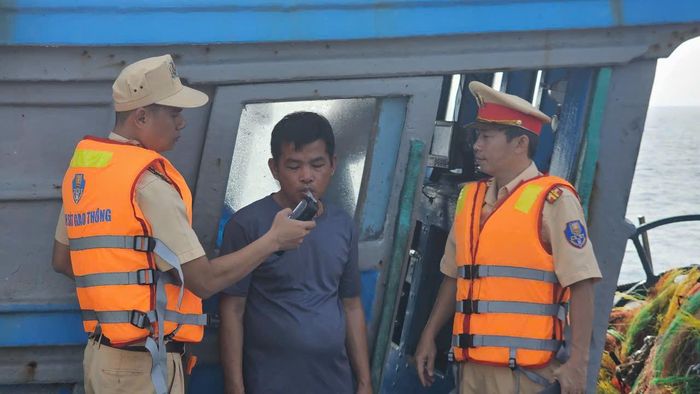CSGT Công an tỉnh Khánh Hòa kiểm tra nồng độ cồn đối với ông Nguyễn Văn Thuộc, trú tại xã Sông Cầu, tỉnh Đắk Lắk, chủ tàu cá TG-91428-TS.