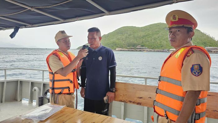 Ông Võ Ngọc Hùng, thuyền trưởng tàu du lịch KH-1365 hoạt động chở khách trên vịnh Nha Trang.