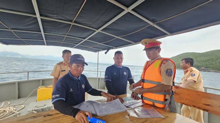 Phòng CSGT chịu trách nhiệm kiểm tra giấy chứng nhận khả năng chuyên môn, chứng chỉ chuyên môn của người trên phương tiện; giấy chứng nhận đăng ký, đăng kiểm và các điều kiện hoạt động của phương tiện, trang thiết bị an toàn, cứu sinh, cứu đắm.