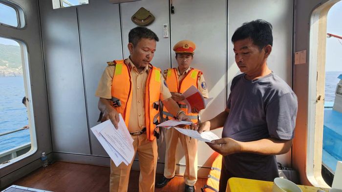 Bên cạnh đó, lực lượng chức năng kiểm tra việc chấp hành các quy định về an toàn giao thông đường thủy, điều kiện hoạt động của phương tiện, giấy tờ của người điều khiển và người làm việc trên phương tiện; kiểm tra nồng độ cồn, ma túy đối với thuyền viên, người lái phương tiện và những người thuộc diện kiểm tra theo quy định.