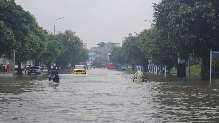 Phương tiện di chuyển khó khăn qua những đoạn đường ngập.