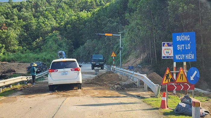 Công tác duy tu, sửa chữa các tuyến quốc lộ ủy thác, nhất là đoạn, điểm qua địa bàn các xã miền núi luôn được tỉnh Quảng Ngãi quan tâm thực hiện nhằm gia tăng tuổi thọ công trình và đảm bảo ATGT cho người dân.
