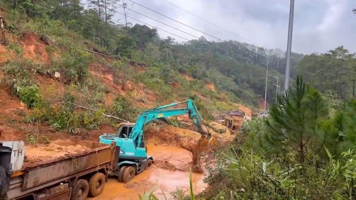 Quốc lộ 24, một trong những tuyến đường thường xuyên bị thiên tai làm hư hỏng cần được duy tu, sửa chữa.
