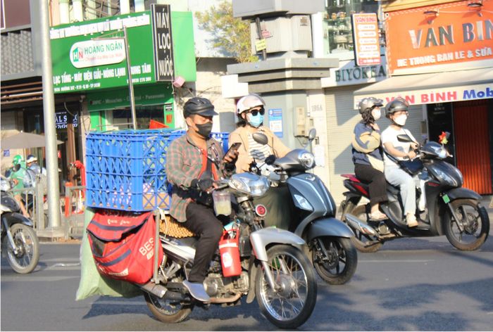 Chiếc xe máy với người lao động gắn với công việc và thu nhập hằng ngày.