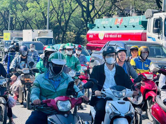 Với nhiều người dân, xe máy không chỉ là phương tiện đi lại mà còn là công cụ tạo thu nhập.