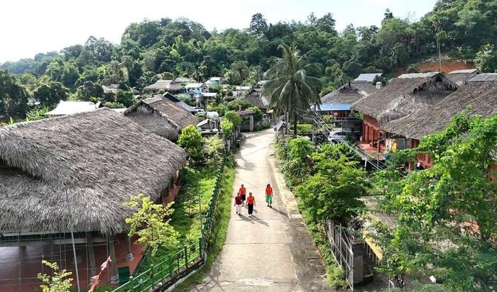 Hạ tầng nông thôn mới ngày càng hoàn thiện, mở lối du khách đến với những điểm đến giàu bản sắc của Tuyên Quang.