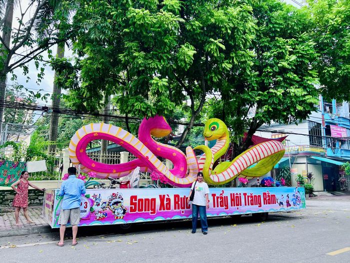 Những mô hình đèn khổng lồ do người dân sáng tạo trở thành điểm nhấn hút khách của Lễ hội Thành Tuyên.