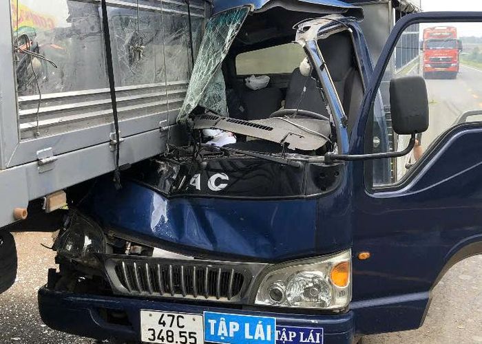 Xe tập lái va chạm ô tô tải, giáo viên dạy lái tử vong.