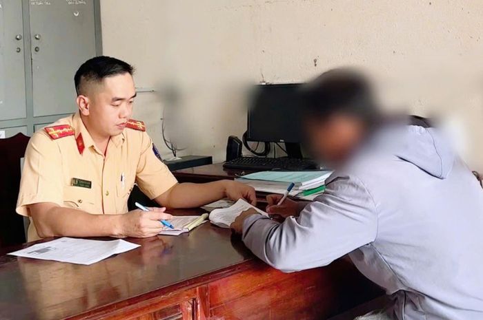 CSGT xử phạt tài xế chở đất văng tung tóe trên đường.