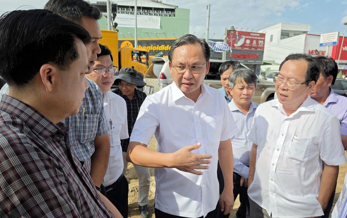Ông Lê Công Lý, Phó chủ tịch Thường trực UBND TP Cần Thơ (hàng đầu, thứ 2 phải sang trái) kiểm tra tiến độ nút giao số 4, trung tuần tháng 8/2026.