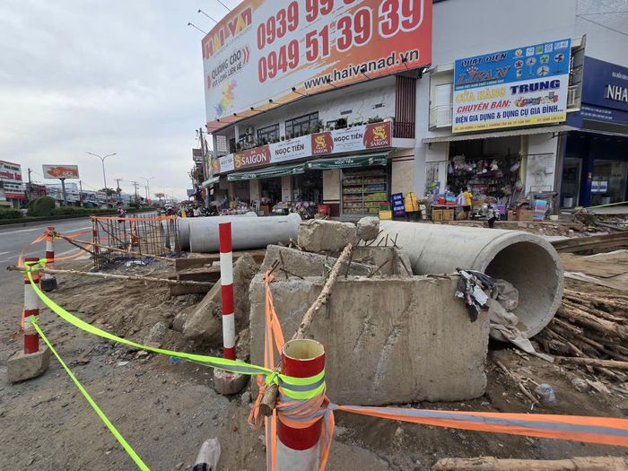 Nhà thầu đang thi công các hạng mục thoát nước, bó vỉa, tường chắn, hố ga và mở rộng mặt đường tại nút giao số 4.