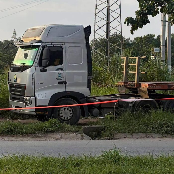 Hiện trường vụ việc tài xế xe đầu kéo rơi xuống hố công trình tử vong tại phường Quan Triều.