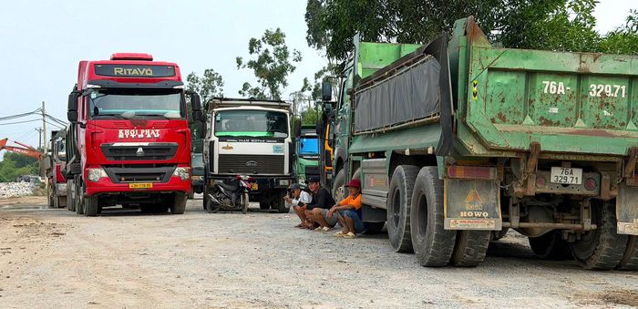 Nhiều tài xế cho biết, tình trạng khan hiếm đá, giá bị đẩy lên cao từ đầu năm 2026. Tuy nhiên, tình trạng xe tải xếp hàng chờ mua đá bắt đầu từ đầu tháng 9 đến nay. Muốn mua được đá phải xếp hàng nhiều ngày mới tới lượt.