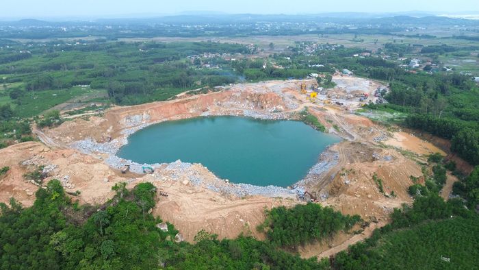 Trong đó, khu vực phía Đông có 27 mỏ, trữ lượng còn lại 44,5 triệu m3, công suất 2,61 triệu m3/năm; khu vực phía Tây (Kon Tum cũ) có 18 mỏ, tổng trữ lượng còn lại khoảng 7,1 triệu m3, công suất 0,63 triệu m3/năm.