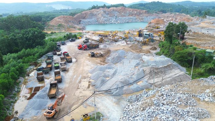 Cảnh tượng xe tải xếp hàng dài nhiều ngày diễn ra ở các mỏ đang khai thác trên địa bàn Quảng Ngãi. Lượng xe tập trung tại các mỏ luôn duy trì hàng chục chiếc, đa phần là xe đầu kéo mang biển kiểm soát TP Đà Nẵng.
