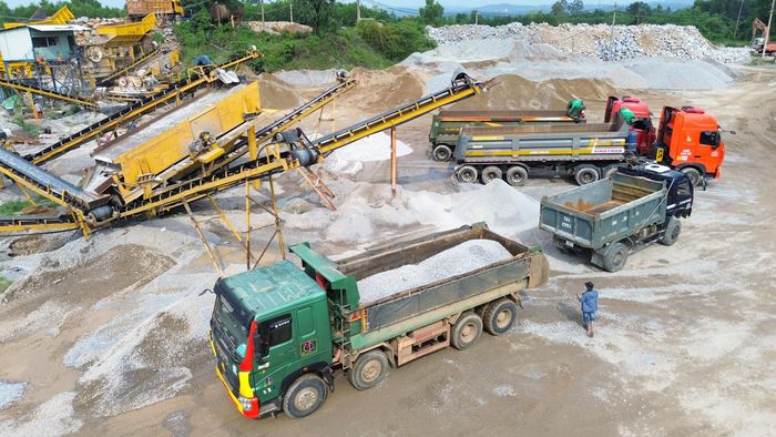 Theo UBND tỉnh Quảng Ngãi, địa phương đã nắm được diễn biến thiếu đá xây dựng trên địa bàn, kéo theo tiến độ các công trình, dự án trong và ngoài ngân sách bị ảnh hưởng. Đồng thời, tỉnh đã lên phương án cho phép các mỏ còn trữ lượng, nhưng hết công suất khai thác năm được nghiên cứu điều chỉnh, nâng công suất khai thác, hoặc tăng hạn mức đối với các mỏ đủ điều kiện theo quy định.
