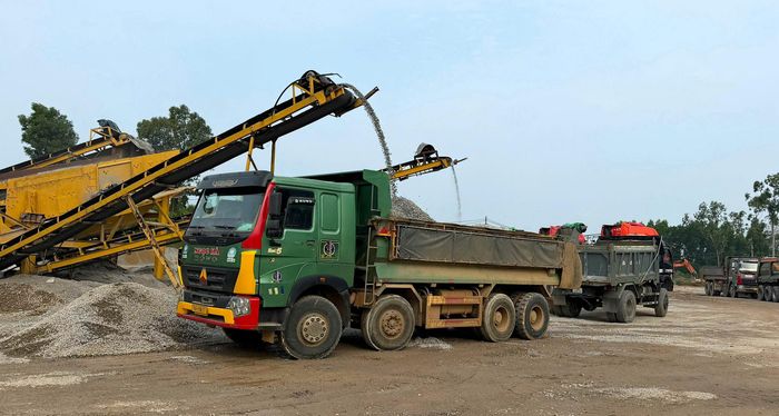 Ghi nhận của PV Báo Xây dựng tại các mỏ đá, như: Thọ Bắc, Hố Chuối, Cà Ty - LICOGI (xã Thọ Phong) vào trung tuần tháng 9 cho thấy, nhiều đoàn xe tải xếp hàng, chờ đợi nhiều ngày mới mua được đá. Trong khi đó, các mỏ trên địa bàn Khu kinh tế Dung Quất, phía Nam tỉnh (thị xã Đức Phổ cũ) có phần giảm nhiệt hơn do giá bán cao, cự ly vận chuyển xa và đường đi khó khăn.