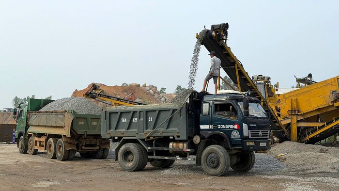 Khan hiếm nguồn cung khiến giá bán đá tại một số mỏ bị đẩy cao, cụ thể 1m3 đá có giá hơn 500.000 đồng, cao hơn cùng kỳ năm ngoái gần 200.000 đồng/m3. Theo nhiều tài xế, đây là mức giá cao nhất từ trước đến nay. Giá cao nhưng nhiều nhà thầu xây dựng vẫn phải mua để thi công cho kịp tiến độ công trình đã cam kết.