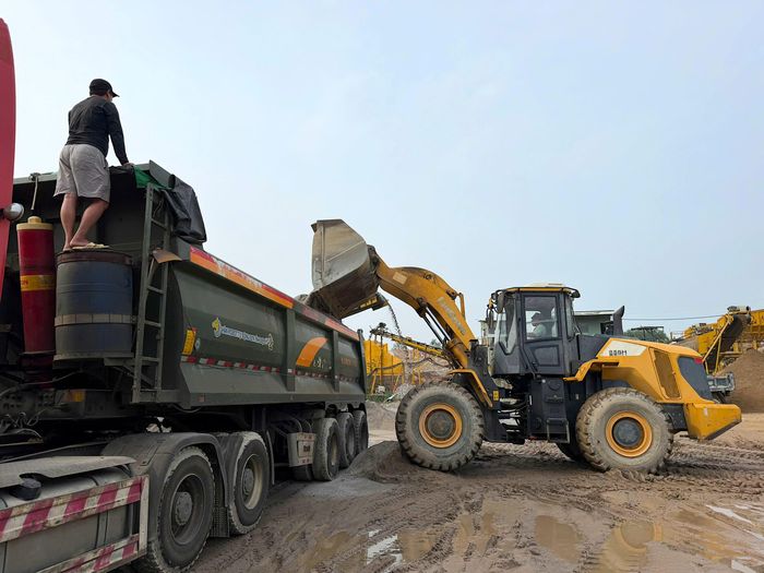 Một số mỏ có giá ổn định, quanh ngưỡng 400.000 đồng/m3 được nhiều tài xế lựa chọn. Do đó, lượng xe tập trung về các mỏ này rất đông.