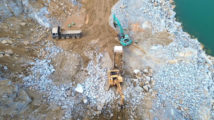 Quảng Ngãi hiện có 45 mỏ đá được cấp phép còn hiệu lực khai thác, với tổng trữ lượng còn lại khoảng 51,6 triệu m3, công suất 3,25 triệu m3/năm.